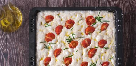 Elaboración de focaccia de tomate y romero