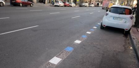 Un vehículo estacionado en las primeras plazas de alta rotación pintadas entre los números 41 y 45 de la calle Bravo Murillo, de Madrid&nbsp;