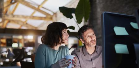 Dos personas trabajando en una oficina