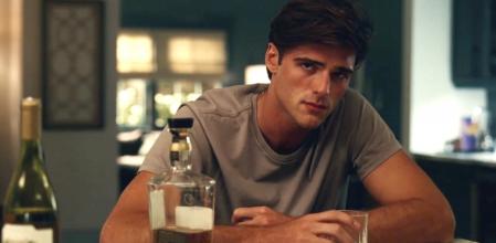 Es inquietante pensar que Nate (Jacob Elordi) es así porque quizá su padre abusaba de él.