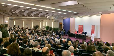 Cayetana Álvarez de Todelo, ante un auditorio repleto en Pamplona.