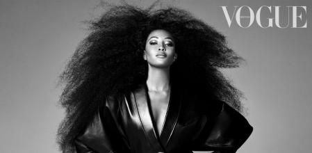 Naomi Campbell posa en el reportaje con chaqueta de piel de Alexandre Vauthier y leggings de Alaïa