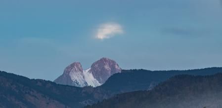 La luna se pone en el Pedraforca.