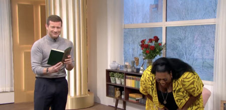 Ataque de risa de una presentadora al pillar a su compañero con un libro erótico en directo