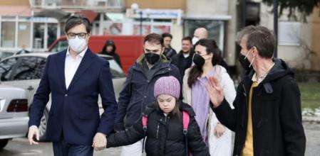 El presidente de Macedonia del Norte lleva a clase a una niña con Síndrome de Down que sufre acoso