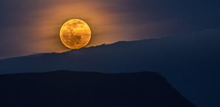 Luna llena de nieve en Manlleu.