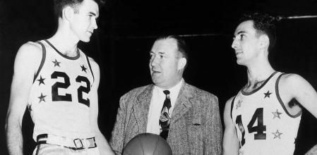 Ed Macauley, Walter Brown y Bob Cousey, en el All Star de la NBA de 1951