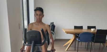 El ciclista colombiano Egan Bernal empezando a entrenar después de su accidente