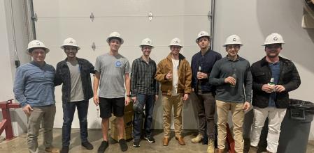 Brent Whitehead y Matt Lohstroh junto al resto de plantilla de la empresa