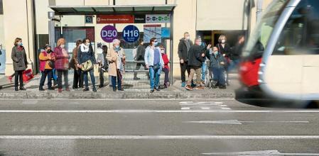 CONSECUENCIAS DE LA HUELGA DE AUTOBUSES DE BARCELONA. PARADAS LLENAS DE GENTE ESPERANDO QUE PASE UN BUS