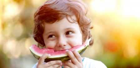 Niño comiendo sandía