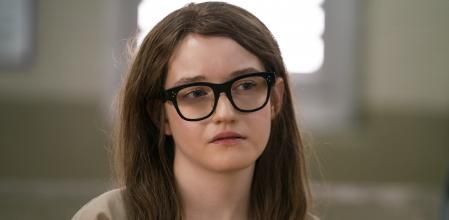 Julia Garner es Anna Delvey, el misterio del título.
