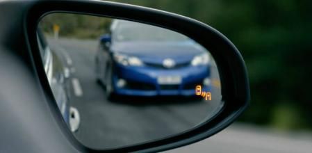 Algunos vehículos equipan el detector de ángulo muerto, que ilumina una alerta en el espejo retrovisor