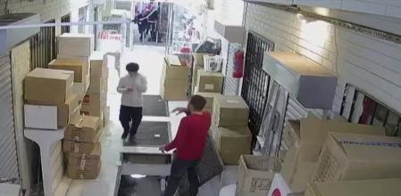 Cae a un agujero por ir mirando el móvil y una pila de cajas le salva de una caída brutal
