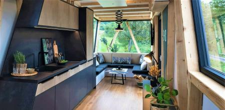 Está desarrollada desde cero a partir de la experiencia de Continental Industry en los terrenos de las superficies, de la construcción e incluso del mobiliario.