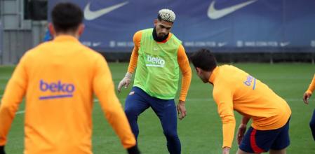 Ronald Araújo en la última sesión de entrenamiento antes de viajar a Valencia