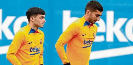 GRAF1236. SANT JOAN DESPÍ (BARCELONA), 19/02/2022.- El centrocampista del FC Barcelona, Pedri González (i) y su compañero Ferran Torres durante el entrenamiento del equipo este sábado, para preparar el partido de LaLiga que les enfrenta mañana al Valencia. EFE/ Toni Albir