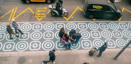 MOVILIDAD EN BARCELONA. AMPLACION PEATONAL DEL CARRER PELAI, PINTADO EN EL SUELO. EJE COMERCIAL DEL CENTRO DE LA CIUDAD