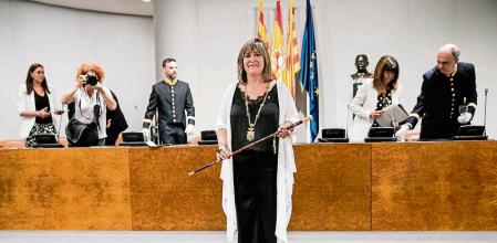 foto XAVIER CERVERA 11/07/2019 La socialista Núria Marín, elegida presidenta de la Diputación de Barcelona con los votos de JxCat El partido de Carles Puigdemont certifica el pacto con el PSC y gobernará el ente supramunicipal con los socialistas, consumando así su enfrentamiento con ERC La alcaldesa socialista de L’Hospitalet de Llobregat, Núria Marín, ha sido elegida presidenta de la Diputación de Barcelona esta mañana en el pleno de constitución de la entidad supramunicipal. Marín ha sido investida en la segunda votación con mayoría simple gracias a los votos de Junts per Catalunya, partido con el que el PSC había suscrito un pacto de gobierno en la corporación. El enfrentamiento entre los dos socios de Govern a cuenta del control de la Diputación ha subido así un nuevo nivel esta mañana, después de que los neoconvergentes hayan consumado el acuerdo con los socialistas para gobernar el ente supramunicipal.