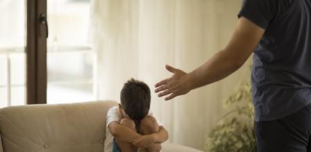 Un padre regañando a su hijo