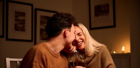 Una pareja ríe en su primera cita