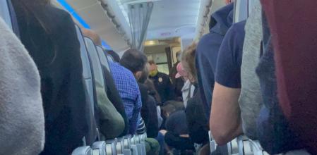 Una azafata se tomó la fuerza por su mano para impedir una tragedia