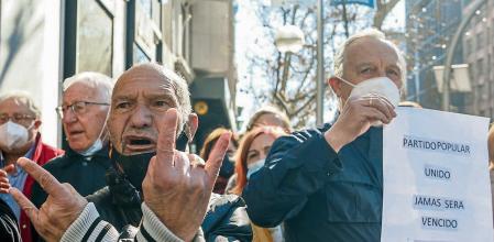 Varias personas, con una pancarta que reza, 'Partido Popular unido jamás será vencido' en una concentración de apoyo a Díaz Ayuso, en la sede del Partido Popular, a 20 de febrero de 2022, en Madrid (España). Simpatizantes del PP se han acercado a la calle Génova, para pedir la dimisión del presidente y del secretario general del PP, y para apoyar a la presidenta de la Comunidad de Madrid tras la crisis interna desatada esta semana en el partido, por una supuesta investigación abierta por el propio PP con detectives privados para espiar a Díaz Ayuso por un supuesto trato de favor a su hermano con un contrato de mascarillas quirúrgicas compradas a China durante la pandemia del coronavirus. El PP cerrará el expediente de Ayuso al aportar ésta la documentación sobre su hermano 20 FEBRERO 2022 Ricardo Rubio / Europa Press 20/02/2022
