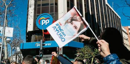 Personas apoyan a Ayuso y piden las dimisiones de Casado y Egea. Simpatizantes de Isabel Díaz Ayuso durante la concentración que han protagonizado este domingo frente a la sede del PP en la calle Génova para expresar su apoyo a la dirigente autonómica y para reclamar la convocatoria de un congreso del partido.