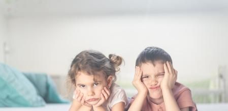 Dos niños enfadados entre sí