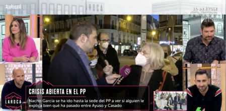 Una manifestante pro Ayuso arremete contra La Sexta: “No me gusta lo que hacéis”