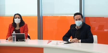 La líder de Cs, Inés Arrimadas, y el vicesecretario general y portavoz de Ciudadanos, Edmundo Bal, en una reunión del Ejecutivo de Ciudadanos, en la Sede Nacional de Cs, a 21 de febrero de 2022, en Madrid (España). Esta reunión se produce en plena crisis del PP y tras la petición por parte de Renovadores Cs de que la líder de Cs dimita. Renovadores es una corriente crítica dentro de la formación naranja, que además de solicitar la refundación 