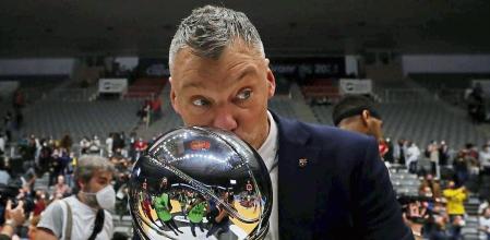 GRANADA, 20/02/2022.- El técnico lituano del Barça, Sarunas Jasikevicius, celebra su victoria ante el Real Madrid en el encuentro de la final de la Copa del Rey de baloncesto que han disputado este domingo en el Palacio de los Deportes de Granada. EFE/Jorge Zapata