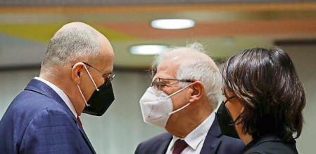 Brussels (Belgium), 21/02/2022.- (L-R) Polish Foreign Minister Zbigniew Rau, High Representative of the European Union for Foreign Affairs and Security Policy Josep Borrell, and German Foreign Minister Annalena Baerbock chat prior to the EU Foreign Affairs Council meeting in Brussels, Belgium, 21 February 2022. The meeting will focus on the ongoing situation in Ukraine amid tensions with Russia. (Bélgica, Rusia, Ucrania, Bruselas) EFE/EPA/OLIVIER HOSLET