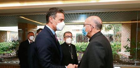 El presidente del Gobierno, Pedro Sánchez, y el presidente de la Conferencia Episcopal Española, Juan José Omella, en la sede de la CEE. LA MONCLOA 24/1/2022