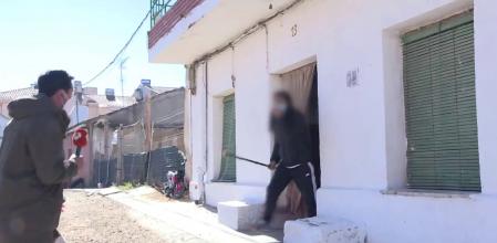 Okupas armados agreden con palos a un equipo de ‘Espejo Público’