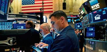 Traders work on the floor of the New York Stock Exchange at the opening bell on February 22 2022, in New York. - Wall Street stocks retreated early on February 22 as Russian President Vladimir Putin's latest escalation of the Ukraine conflict stoked volatility in markets. (Photo by TIMOTHY A. CLARY / AFP)