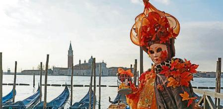 -FOTODELDÍA- Venecia (Italia), 20/02/2022.- Una persona disfrazada participa en el Carnaval de Venecia con el lema 