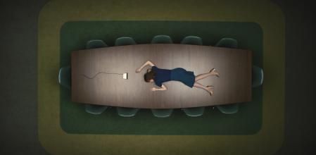 Despiertas en el trabajo sin recuerdos personales y con un vídeo que te informa que trabajas allí de forma voluntaria y que nunca sabrás nada de tu 'yo' exterior.