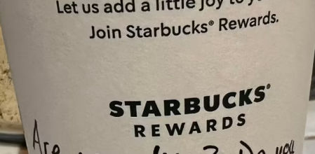 El barista, con la ayuda de sus compañeros, quiso ayudar a la estudiante