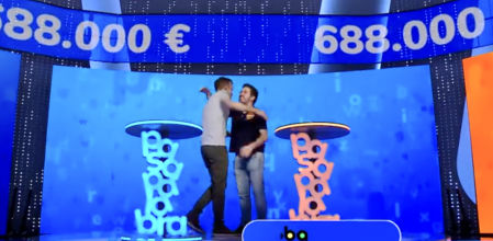 Jaime y Orestes se abrazan tras empatar por cuarta vez en 'Pasapalabra'