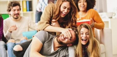 Una psicóloga revela por qué nos cuesta tanto hacer nuevas amistades en la edad adulta