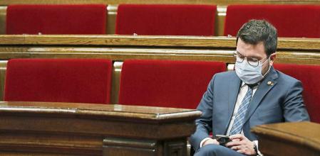 GRAFCAT3125. BARCELONA (ESPAÑA), 23/02/2022.- El presidente de la Generalitat, Pere Aragonés, durante el debate cfinal de la proposición de ley de ampliación de las medidas urgentes celebrado este miércoles para hacer frente a la emergencia habitacional, que considera viviendas vacías aquellas que estén desocupadas durante más de dos años sin justificación y prevé expropiaciones forzosas en determinados casos.EFE/Andreu Dalmau