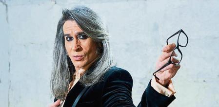 Mario Vaquerizo se quita las gafas