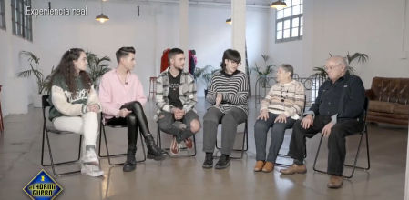 Jóvenes y gente mayor de 90 años hablan sobre el amor y la identidad