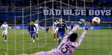 Zagreb (Croatia), 24/02/2022.- Mislav Orsic (C) of GNK Dinamo scores the 1-0 lead from the penalty spot against goalkepeer Bono (front) of Sevilla FC during the UEFA Europa league Play-off second leg soccer match between GNK Dinamo Zagreb and Sevilla FC in Zagreb, Croatia, 24 February 2022. (Croacia) EFE/EPA/ANTONIO BAT