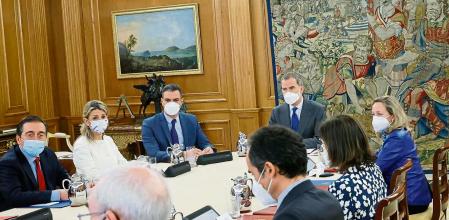 GRAF4603. MADRID, 24/02/2022.- El rey Felipe VI (C) preside este jueves en el Palacio de la Zarzuela una reunión del Consejo de Seguridad Nacional a la que asisten el presidente del Gobierno, Pedro Sánchez (c-i) junto con su equipo de Gobierno. EFE/ Casa Real / Francisco Gómez SOLO USO EDITORIAL/SOLO DISPONIBLE PARA ILUSTRAR LA NOTICIA QUE ACOMPAÑA (CRÉDITO OBLIGATORIO)