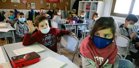 foto XAVIER CERVERA 10/01/2022 el profesor de primaria Alex Paris (y docente en practicas Arnau) imparte la clase de 'Medi' (ciencias naturales ,sociales, medioambientales,...) en una aula clase de tercero de primaria (9 años) en la 'vuelta al cole' tras las vacaciones navideñas marcadas por la sexta ola en la pandemia covid; de todos los alumnos solo ha fallado uno (y de profesores, solo tres de 200) escola escuela Pia (escolapios) de Sarria ,Barcelona todos los estudiantes con mascarilla, y el tutor tambien claro (permisos menores gestionado por una de las madres, Marta Ferrer, responsable d comunicación del centro)
