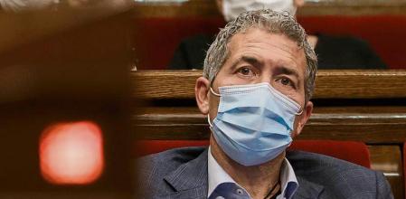GRAFCAT3229. BARCELONA, 24/02/2022.- El conseller de Educación Josep Gonzàlez-Cambray, en el Parlament durante la tercera y última jornada de la sesión plenaria de esta semana, en la que se vota una moción de Ciudadanos que propone reprobar a la presidenta de la cámara catalana por su papel en el caso Juvillà y por asistir al corte de la Meridiana prohibido por el Govern. EFE/Quique García