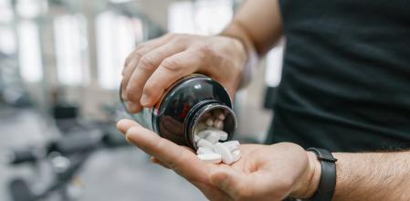 Un hombre tomando complementos alimenticios