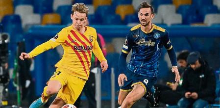Barcelona's Dutch midfielder Frenkie De Jong (L) fights for the ball with Napoli's Spanish midfielder Fabian Ruiz during the UEFA Europa League knockout round play-off second leg football match between SSC Napoli and FC Barcelona at the Diego Armando Maradona Stadium in Naples on February 24, 2022. (Photo by ANDREAS SOLARO / AFP)